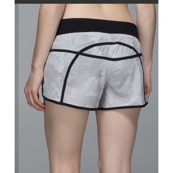 lululemon athletica Pants - Lululemon Tracker Shorts Size 4 Diamond Camo Silver Spoon Gray Stretch Swift
